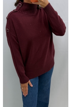 Trui met opstaande boord en knopen op de schouder Evi bordeaux