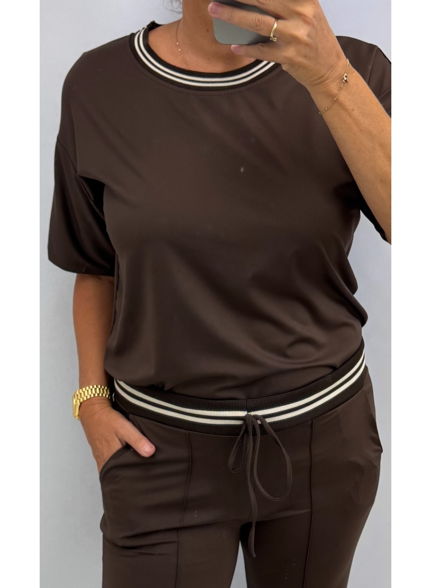 Travelstof shirt met ronde hals en bies Feline bruin. ttsb