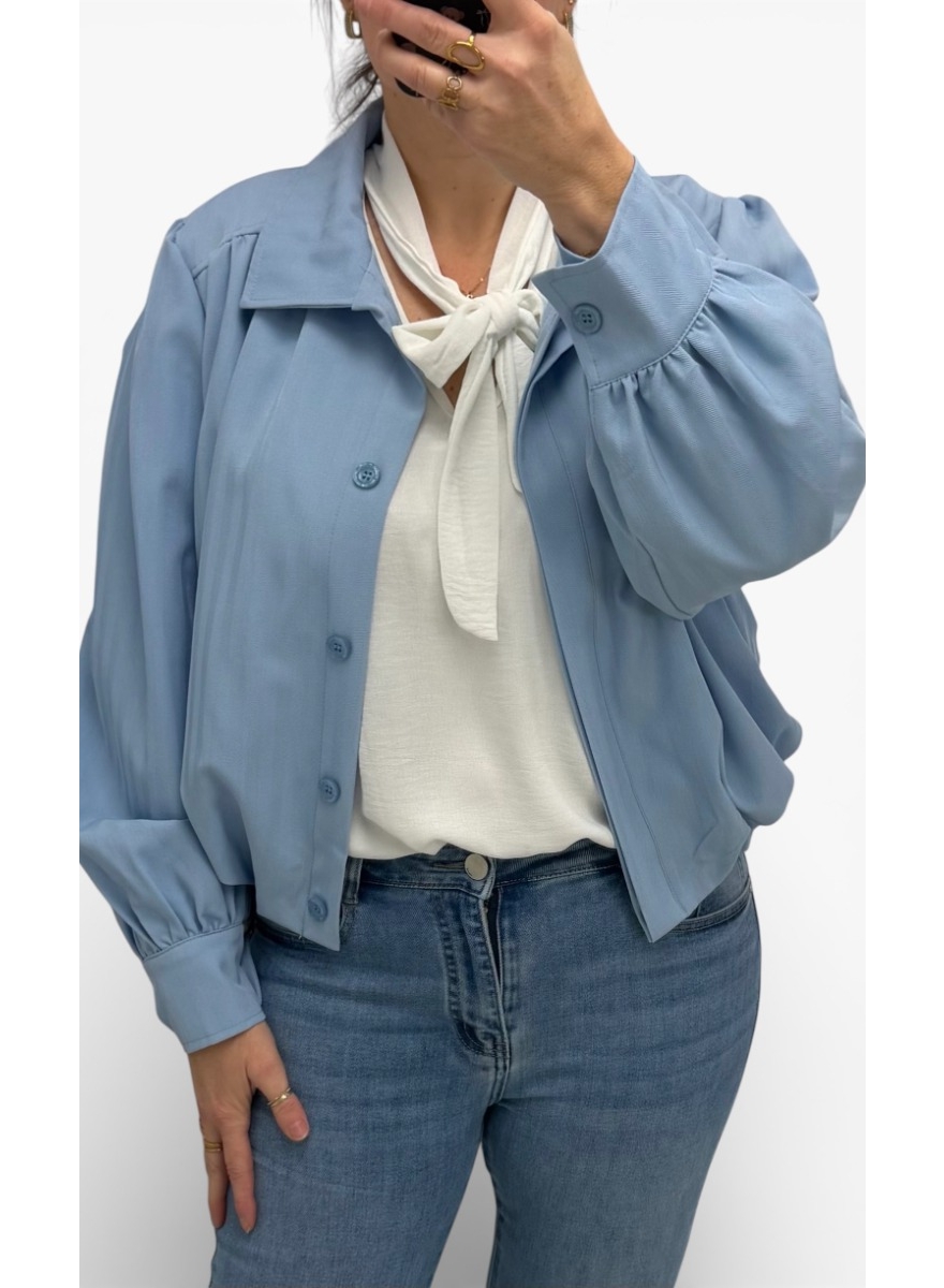 Jasje met elastiek aan de onderzijde en knopen Pennie licht blauw