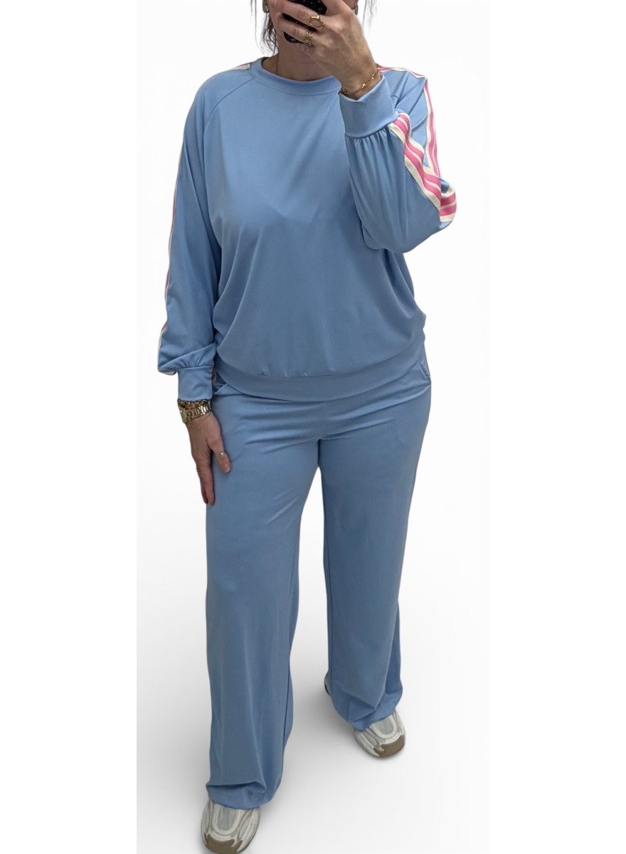 2-delig travelstof pak met bies Kimmie licht blauw (TVB)