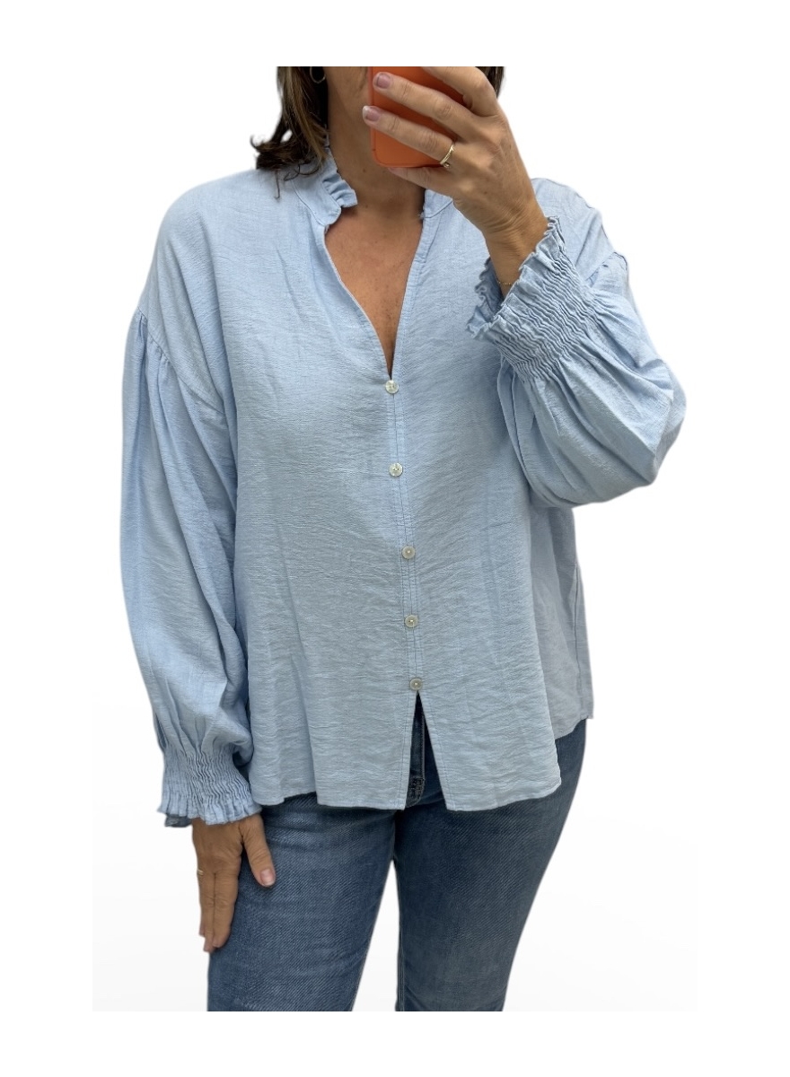 Blouse met opstaande ruffle kraag en smock mouw Wiesje licht blauw