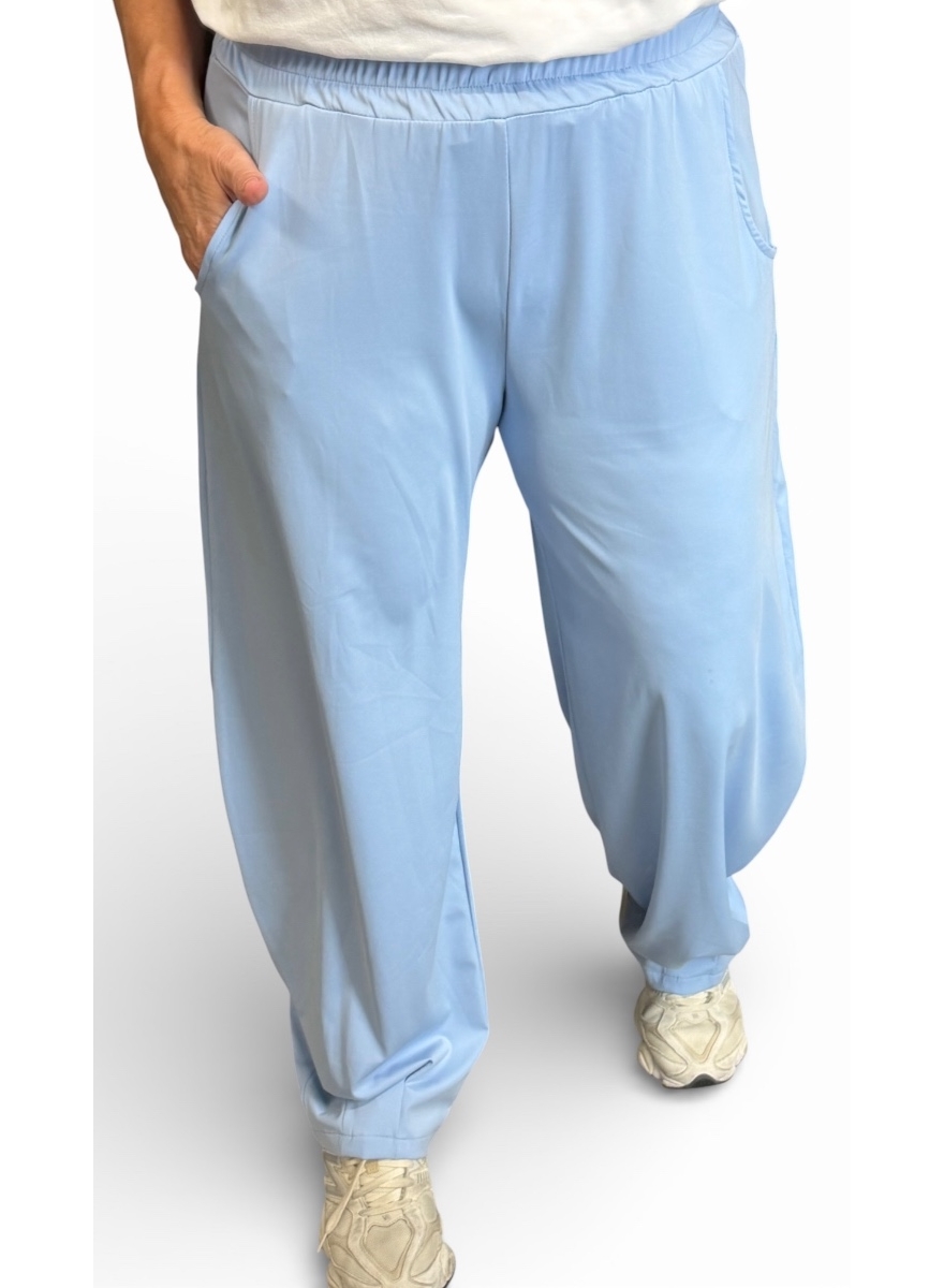 Travelstof broek met geplooide broek Juultje licht blauw (TVB)