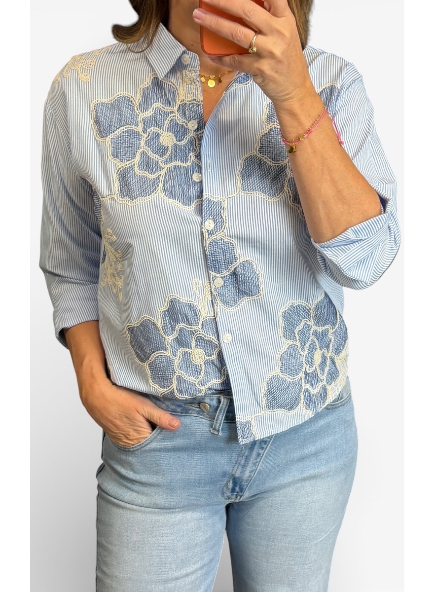 Blouse met strepen en bloem borduursel licht blauw