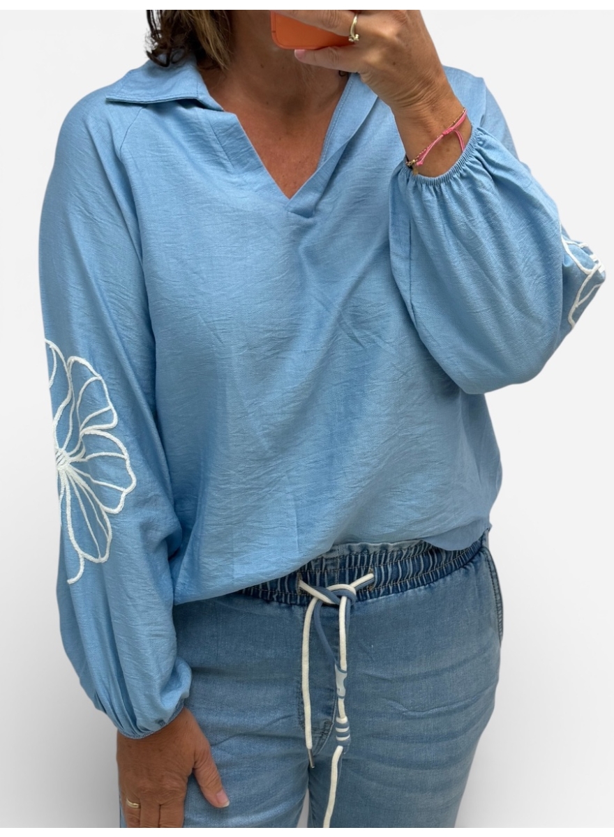 Blouse met kraag en borduursel windbloem licht blauw