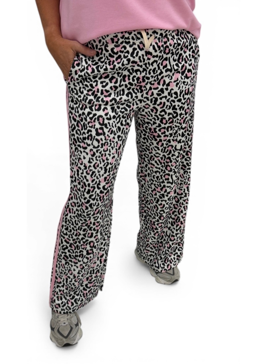 Travelstof broek met panterprint Riekie roze. TVB
