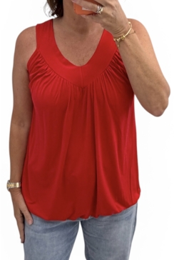 Top van travelstof met ELASTIEK en v-hals boord Astrid rood