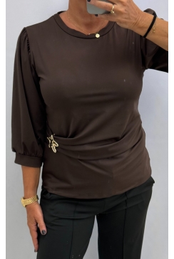 Travelstof shirt met knoop aan de onderzijde Sterretje choco bruin. ttsb