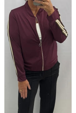 Vest van travelstof en ritssluiting met strass bies burgundy. btsb