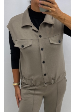 Mouwloos gilet met KRAAG Janneke taupe (SWD)