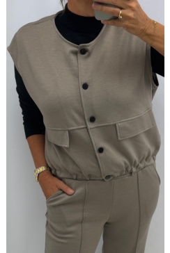 Mouwloos gilet met fake zakjes en knopen Jip taupe (SWD)
