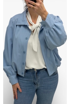 Jasje met elastiek aan de onderzijde en knopen Pennie licht blauw