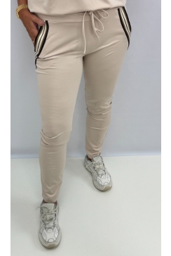 Travelstof broek met AANSLUITENDE broekspijp en steentjes Salem beige. btsb