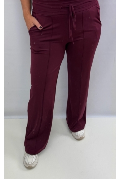 Travelstof broek met rechte broekspijp en naad Bibi wijnrood. btsb