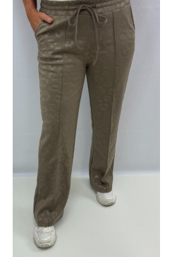 Broek van sweatstof met maten Pammie panterprint taupe