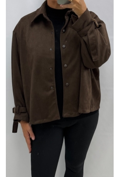 Suedine jas met drukknopen en gesp bruin. 