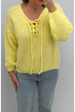 Zacht gebreid  met striksluiting Kylie geel