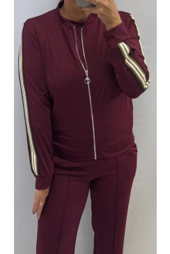 Vest van travelstof en ritssluiting met strass bies wijnrood. btsb