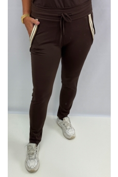 Travelstof broek met AANSLUITENDE broekspijp en steentjes Salem bruin. btsb