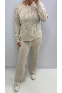 Fijngebreide set met kabel trui en broek creme (HC-543)