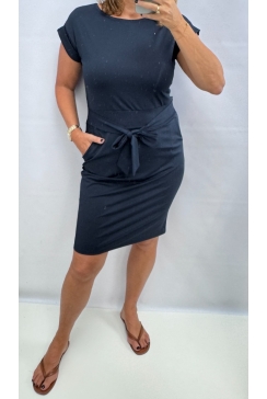 Travelstof strik koord jurk met zakjes Riley donker blauw. jtsb