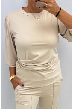 Travelstof shirt met knoop aan de onderzijde Sterretje beige. ttsb