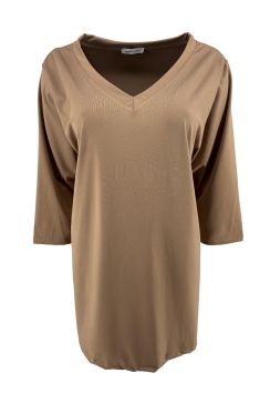 Oversized basic travel shirt met V-hals en 3/4 mouw camel.SALE