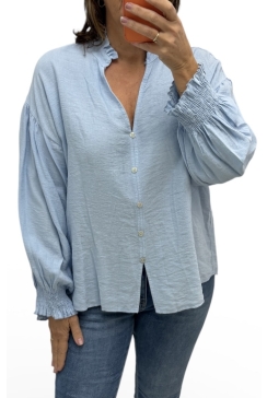 Blouse met opstaande ruffle kraag en smock mouw Wiesje licht blauw