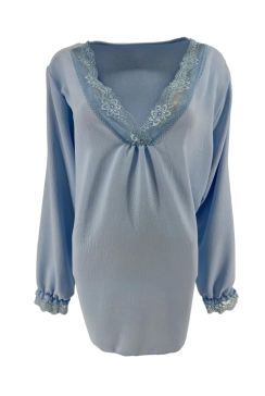   met lange mouw en kanten v-hals Bea licht blauw.(TKD) SALE