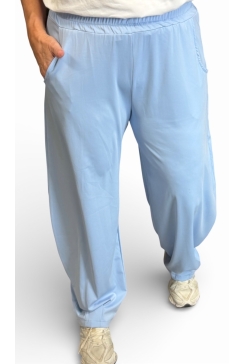 Travelstof broek met geplooide broek Juultje licht blauw (TVB)