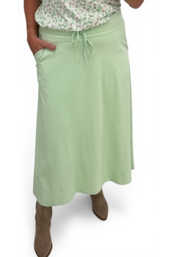 Uitlopende travelstof rok met koord April mint groen