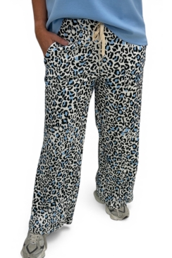 Travelstof broek met panterprint Riekie licht blauw