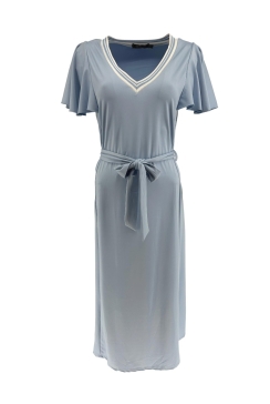 Lange travelstof jurk met V-hals bies en volant mouw Esmee licht blauw. jtsb. SALE